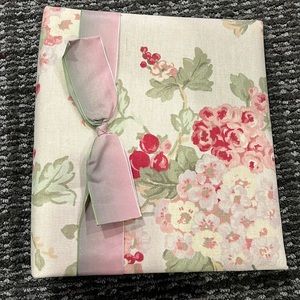 Photo album 4x6 photos. Holds 136 pictures